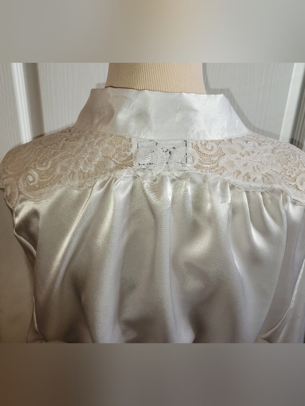 Vintage FAYE Long Satin Robe White Lace Womens M Pocket Waist Tie Full Sweep